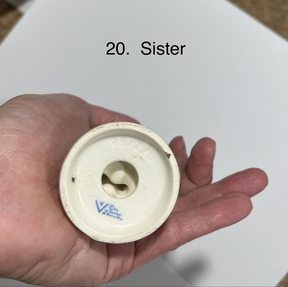 Vintage Goebel Hummel Porcelain Figurine, Sister, West Germany 98/2/0 TMK4 - Picture 2 of 5